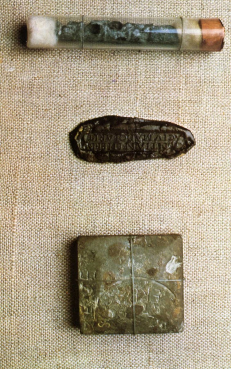 300-600 Cachets d'oculiste gallo-romain et tube de colyre trouve pres de Reims .jpg